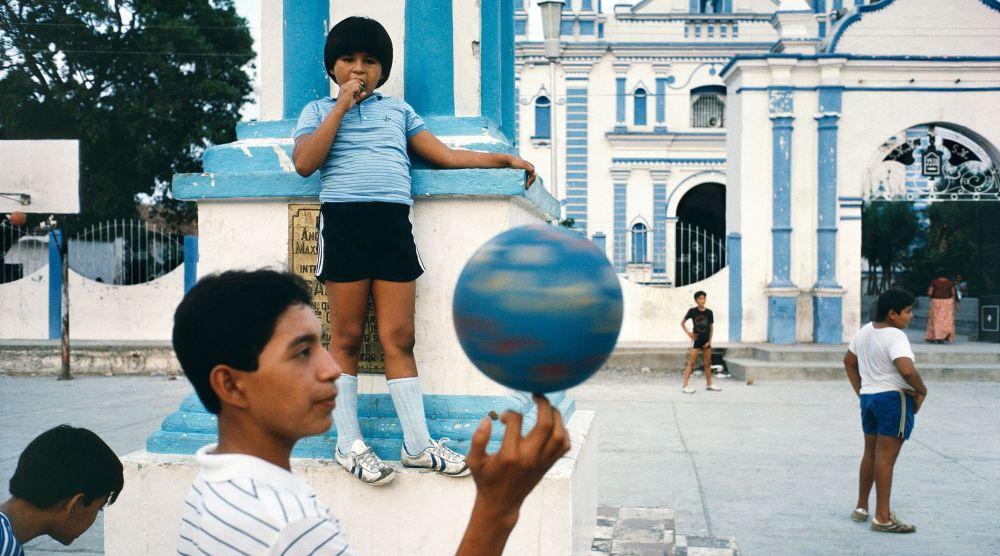 La Calle: On the Streets of Mexico - Photographs by Alex Webb | Review by Sean Sheehan | LensCulture